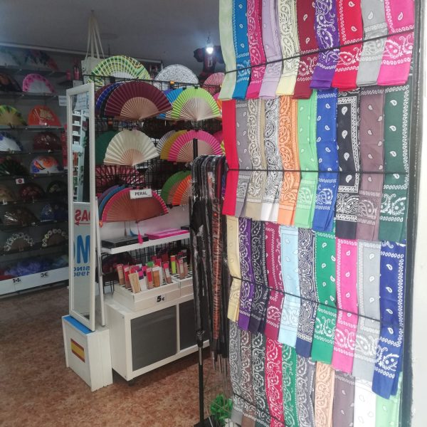 Interior de la tienda repleta de trapos con diferentes estampados