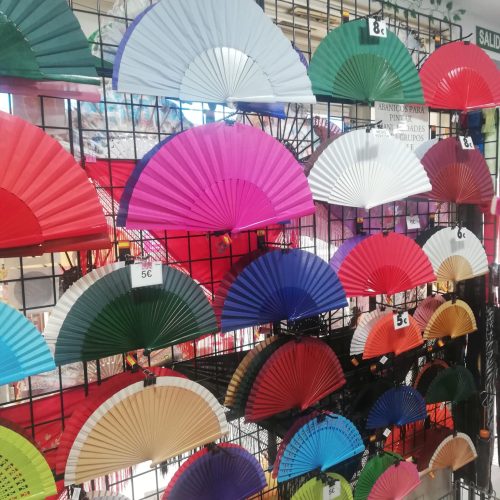 Expositor lateral de la tienda de Abanicos Guillermo con múltiples opciones de colores para elegir